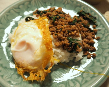 スペシャルな豚肉のガパオ炒めを習う。