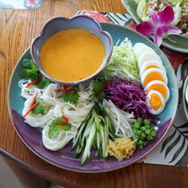 魚のソースでいただく絶品素麺、「カノムチン・ナムヤー」を作る。