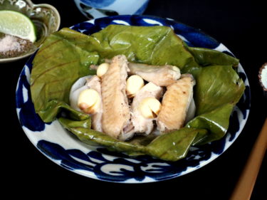 鶏手羽のバナナリーフ包み蒸しに挑戦！