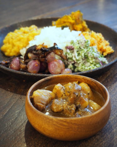 スリランカ式ポークカレーは奥深い味わい。