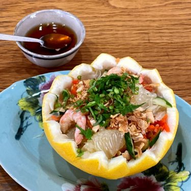 ベトナム式文旦の和え物と、「巻いて食べるしゃぶしゃぶ」。