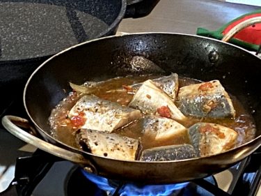 タマリンドの酸味が旨い！シロメシの友、「鰺の辛味煮」。