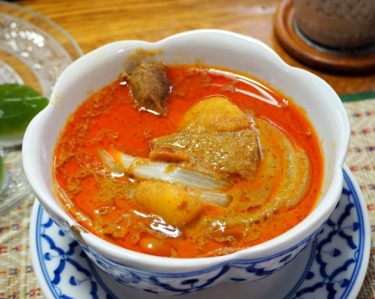 世界一美味しい、らしい「ゲーンマッサマン」を習う。