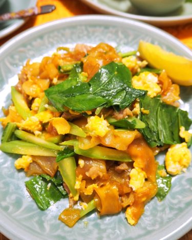 パッタイもいいけど、タイ式太麺の醤油炒め「パッシーユー」も良いよ！