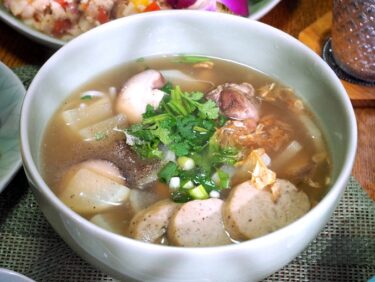 タイ式ソーセージ「ムーヨー」も手作り！