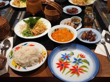 多彩な薬味と味わう、イサーン式ココナッツカレーヌードル「ミーガティ（หมี่กะทิ）」。