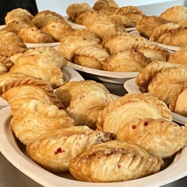 タイ王国魅惑の軽食「カリーパフ」を習う。